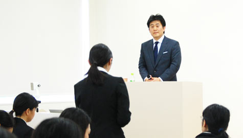 質問する学生と岡部社長