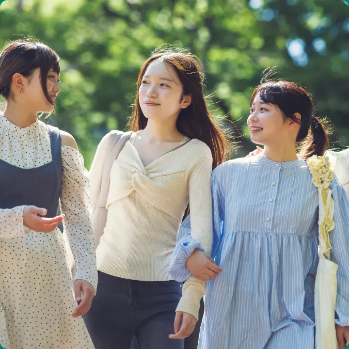 キャンパスを歩く学生